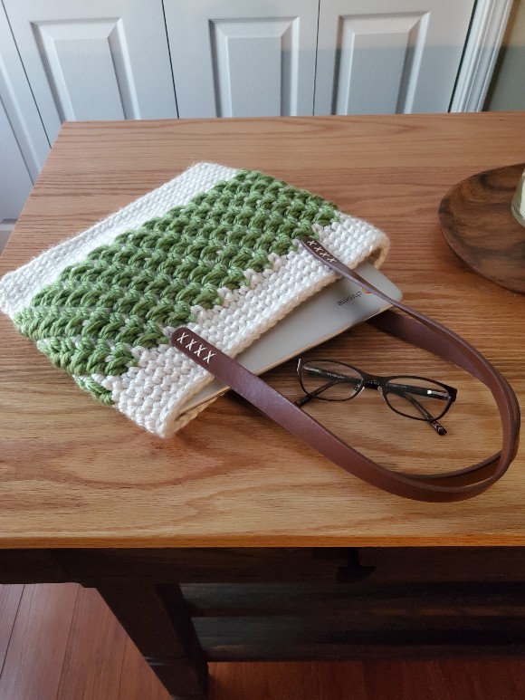 photo of the ivy crochet tote